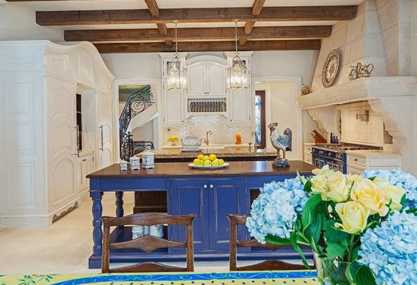 Бело-синяя кухня в стиле прованс
