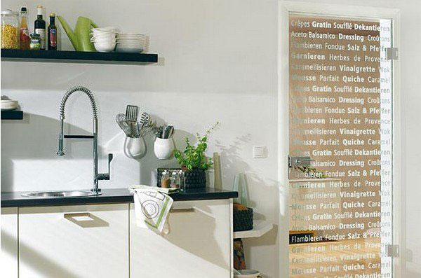 Стеклянные двери зрительно увеличат пространство вашей кухни